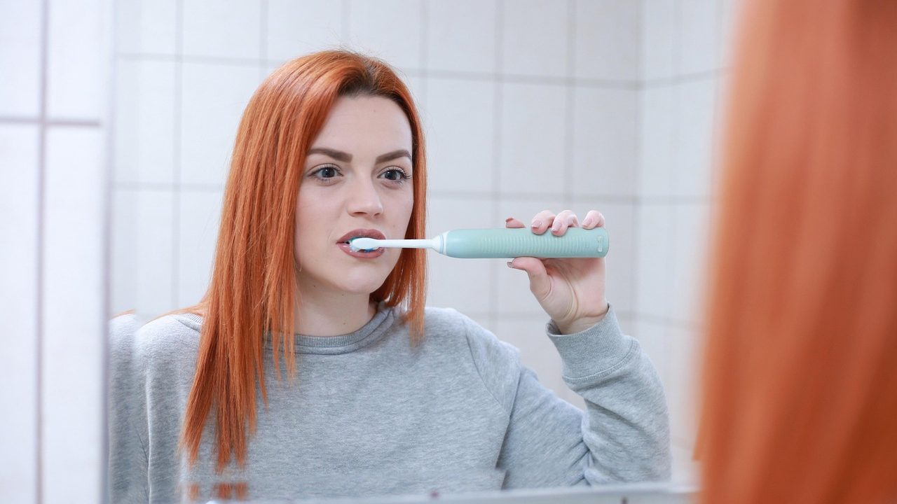 Kas auga ant dantų šepetėlio ir kaip sumažinti mikroorganizmų kiekį vonioje
